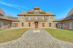 On-Site Hiking Expansive Retreat in Kingsport!